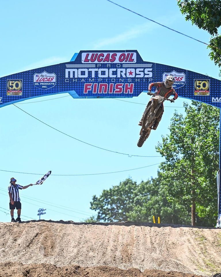 Eli Tomac e Jett Lawrence são vencedores da 6ª etapa do AMA Motocross, em Southwick, confira os resultados e baterias completas