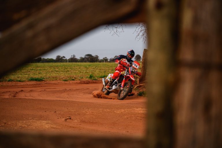 Com Zavatti na liderança, equilíbrio marca disputa das motos no Sertões 2022